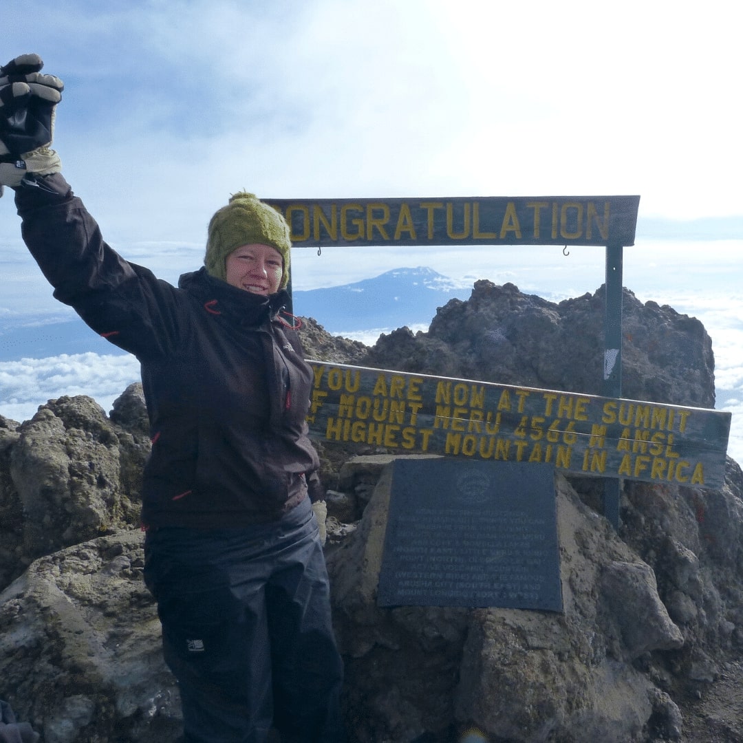 Stephanie auf dem Gipfel des Mount Meru
