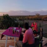 Sundowner Drinks an den Toren der Maasai Mara
